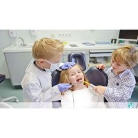 ninios jugando al dentista