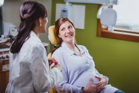 mujer embarazada en el sillon dental